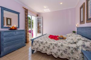 une chambre avec un lit avec un chapeau dessus dans l'établissement Villa Carmen Galdana by Villa Plus, à Cala Galdana 20 autres photos