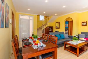 un salon avec une table et un canapé dans l'établissement Villa Carmen Galdana by Villa Plus, à Cala Galdana