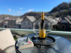 una mesa con una botella de vino y dos copas en Southcliffe B&B en Lynton