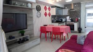 a living room with a red table and chairs at Maravilhoso Apartamento na Beira Mar in Fortaleza