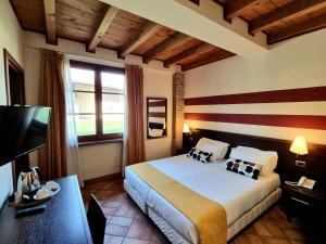 A bed or beds in a room at Country Hotel Castelbarco