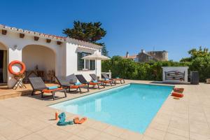 una piscina frente a una casa en Villa Marina Way by Villa Plus en Sant Lluís