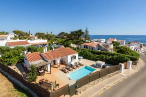 - une vue aérienne sur une maison avec une piscine dans l'établissement Villa Marina Way by Villa Plus, à Sant Lluis