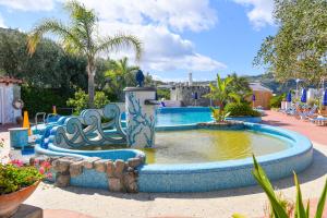 una piscina con fontana in un resort di Hotel Terme Providence a Ischia