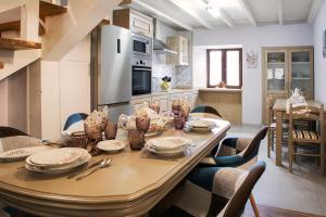 cocina con mesa con sillas y comedor en Casa de campo en Llanes para 8 personas, en La Galguera
