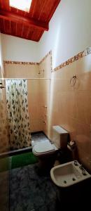 Bilik mandi di La Colorada Hostal