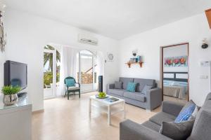 Χώρος καθιστικού στο Villa Pearla by Villa Plus