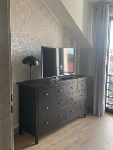 Televízia a/alebo spoločenská miestnosť v ubytovaní Rybacka