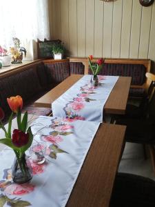 uma mesa com uma toalha de mesa com flores em Zur alten Eiche em Stepenitz