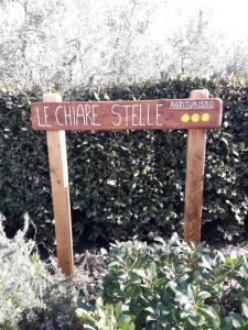 グロッセートにあるAgriturismo Le Chiare Stelleのシャトリエの笑顔を伝えるサイン