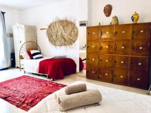 1 dormitorio con 1 cama y vestidor en La casa del Sur, en Granada