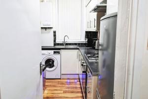 グラスゴーにあるGlasgow Southside: Cosy 2 Bedroom Apartmentのキッチン(コンロ、シンク、食器洗い機付)