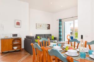 Un comedor con mesa y sillas en Villa Torrenova by Villa Plus, en Alaior