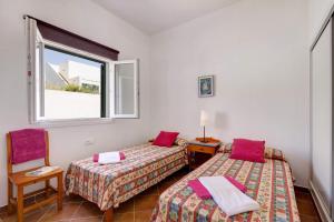 una habitación con dos camas y una ventana en Villa Torrenova by Villa Plus, en Alaior 23 fotos más