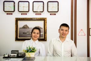 Μέλη του προσωπικού του Hotel Kazakhfilm