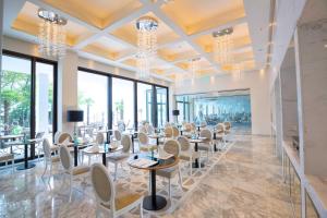 A restaurant or other place to eat at Amadria Park Hotel Royal