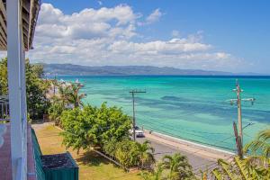 uma vista para o oceano a partir de uma varanda de uma casa em The Buccaneer em Montego Bay