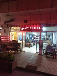 فندق دوستلار في مرسين: مطعم فيه لافته مكتوب عليها فندق دوتون