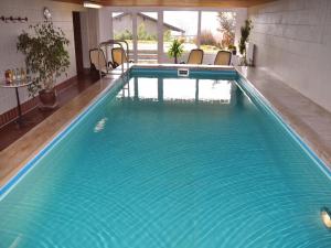 una piscina con agua azul en un edificio en Landhaus Harmonie, en Arnbruck
