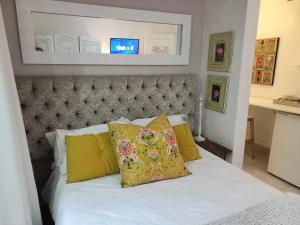 Un pat sau paturi într-o cameră la Royal Palm Suite, Villa Roc Guesthouse, Salt Rock Ballito, Solar Power +19 fotografii