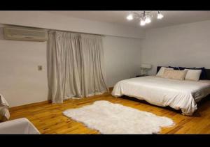 ein Schlafzimmer mit einem weißen Bett und einem weißen Teppich in der Unterkunft Luxurious and Modern 3 Bedroom Maadi Apartment in Kairo