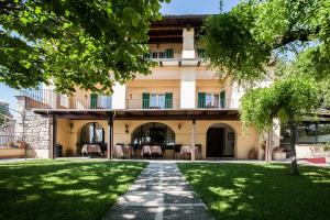 een uitzicht op een gebouw met een gazon bij Hotel Ideale in Assisi