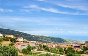 een stad op een heuvel met huizen en bomen bij Confortevole e Spazioso Appartamento 100mq a Falerna con Vista Panoramica sul Golfo con Free WiFi e Smart Tv in Falerna