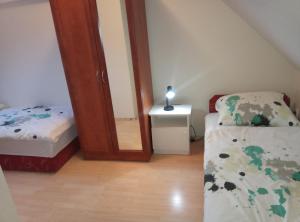 Posteľ alebo postele v izbe v ubytovaní HAUS FERENCZ Bötös Villa