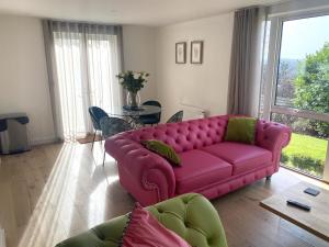 sala de estar con sofá rosa y mesa en Charlecote House, en Bath