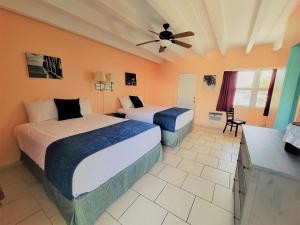 Rúm í herbergi á Looe Key Reef Resort and Dive Center