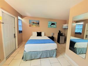 Rúm í herbergi á Looe Key Reef Resort and Dive Center