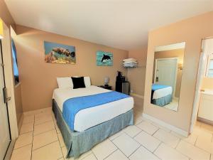 Rúm í herbergi á Looe Key Reef Resort and Dive Center