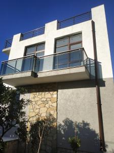 Budova, kde se vila nachází + 3 fotografie