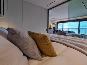 Postel nebo postele na pokoji v ubytování BALTIC VIEW Luxury Apartment Gardenia FRONT