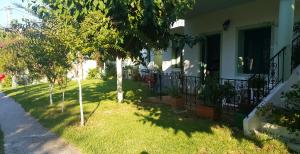 Κήπος έξω από το Ampeli Apartments +2 φωτογραφίες