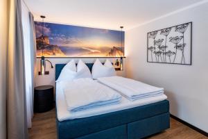 OrtにあるSeegut Küblerのベッドルーム1室(青いヘッドボード付きのベッド1台付) +45枚の写真