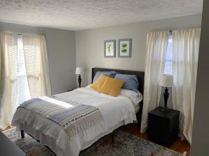 Upgraded, beautiful 4 BD Colonial in Silver Spring 객실 침대
