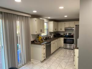 Upgraded, beautiful 4 BD Colonial in Silver Spring 주방 또는 간이 주방