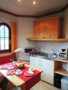 una cocina con una mesa con un bol de fruta. en Haus Carina, en Flachau