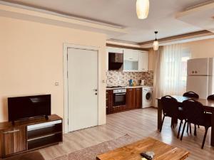 een woonkamer met een keuken en een eetkamer bij Pusula Apart Otel in Antalya