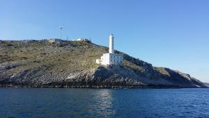latarnia morska na wyspie w wodzie w obiekcie A due passi dal mare w mieście Otranto +9 zdjęć