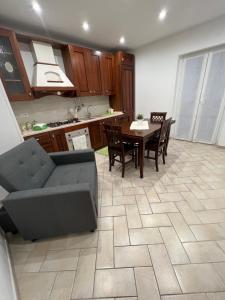 een woonkamer met een bank en een tafel met stoelen bij Deus Accomodation in Tropea