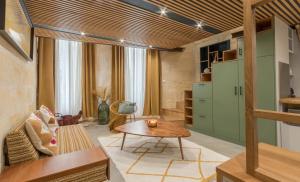 un salon avec une table et un canapé dans l'établissement LA Sainte Catherine 264, à Bordeaux