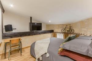 une chambre avec un lit et une télévision à écran plat dans l'établissement LA Sainte Catherine 264, à Bordeaux