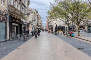 Une rue dans une ville où les gens marchent le long de la rue dans l'établissement LA Sainte Catherine 264, à Bordeaux