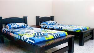 two beds sitting next to each other in a room at Hotel Reserva Aguamarina in Playa Ladrilleros