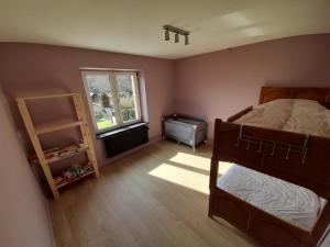 um quarto com 2 beliches e uma janela em Maison de vacances familiale à Vresse s/ Semois em Vresse-sur-Semois