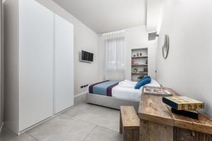 een slaapkamer met een bed en een houten tafel bij Casa da Suite Splendida in Milaan
