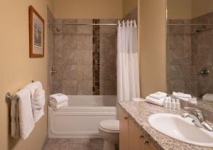 A bathroom at The Cove Lakeside Resort