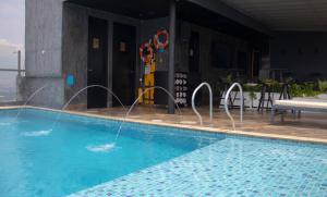 - une piscine d'eau dans l'établissement Haven A Design Hotel, à Medellín